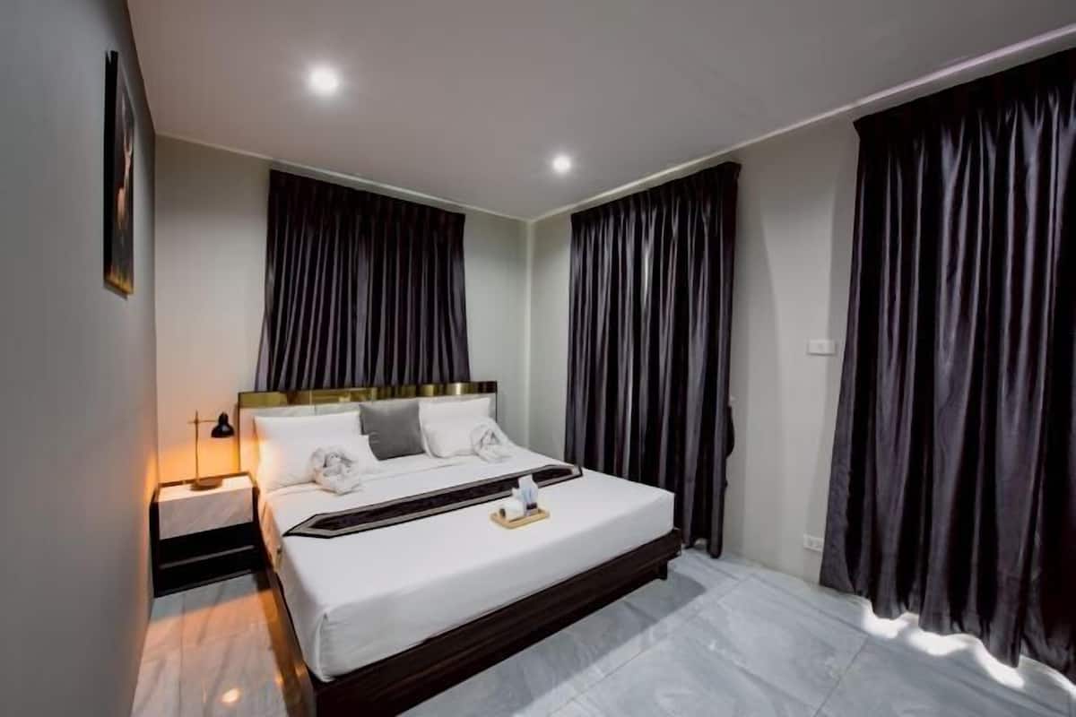 Hypo-allergenic bedding, minibar, desk, blackout curtains