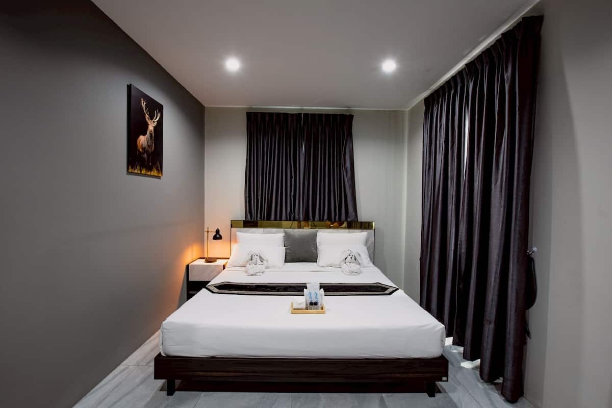Corner Residence Side Deluxe King Bed With Smart TV | 防过敏的被褥、迷你吧、办公桌、遮光窗帘