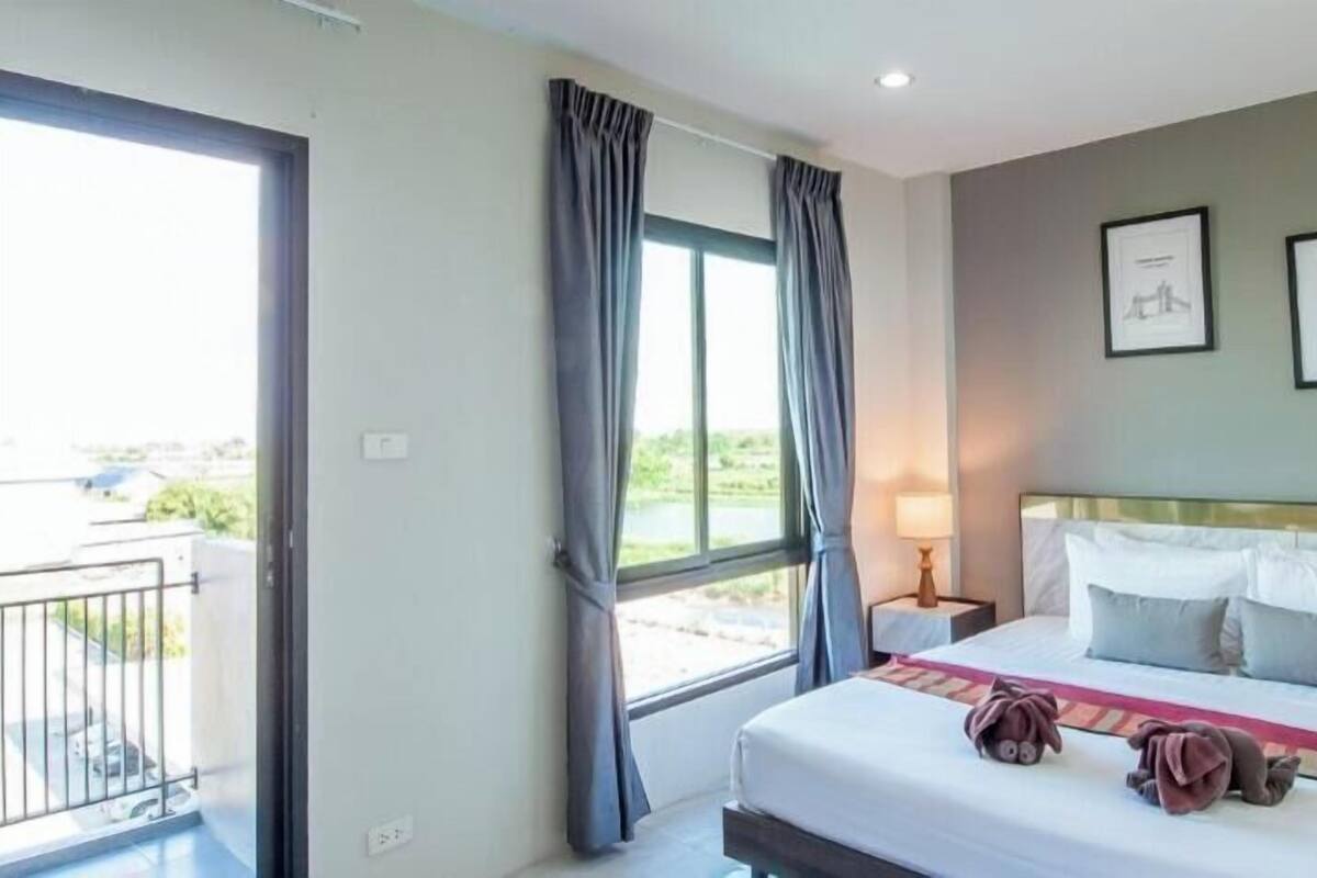 Parking View Superior King Bed | 防过敏的被褥、迷你吧、办公桌、遮光窗帘