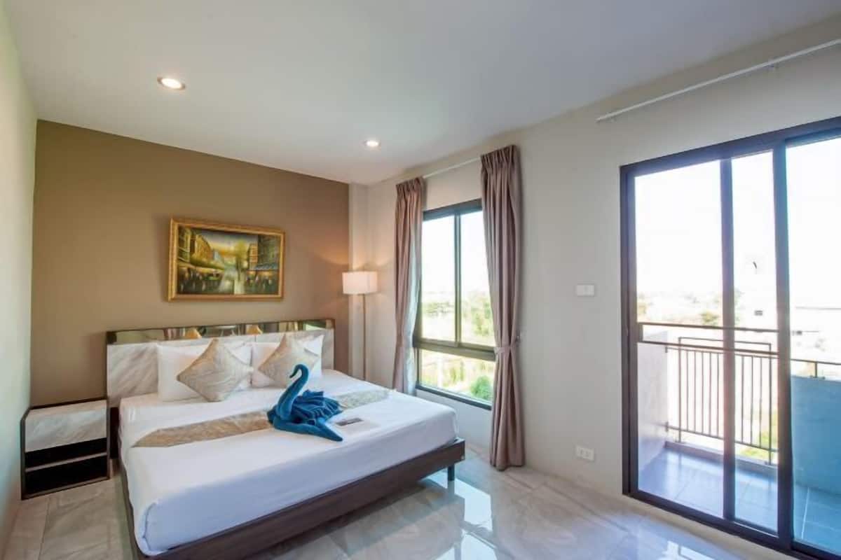 Hypo-allergenic bedding, minibar, desk, blackout curtains