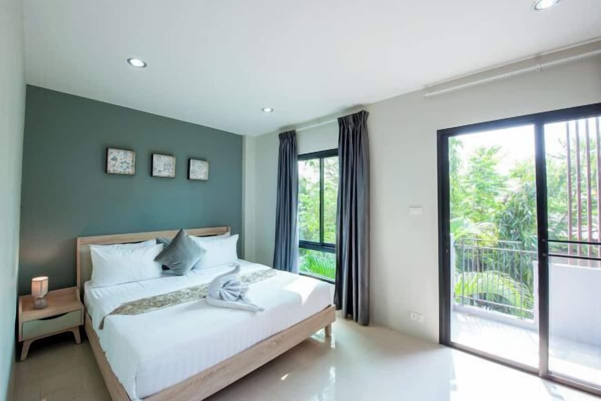 Hypo-allergenic bedding, minibar, desk, blackout curtains