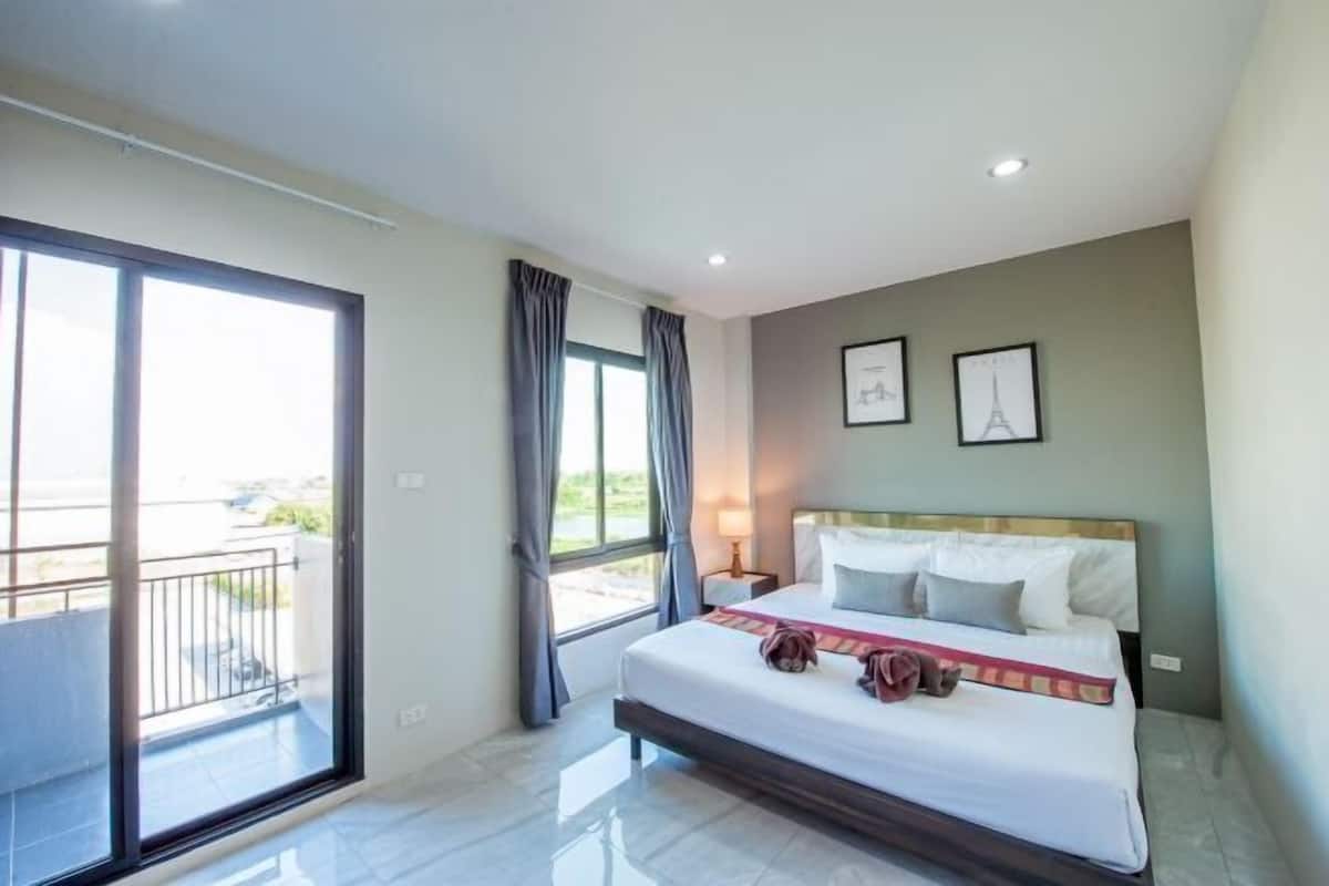 Hypo-allergenic bedding, minibar, desk, blackout curtains