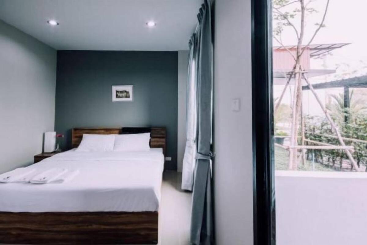 Hypo-allergenic bedding, minibar, desk, blackout curtains