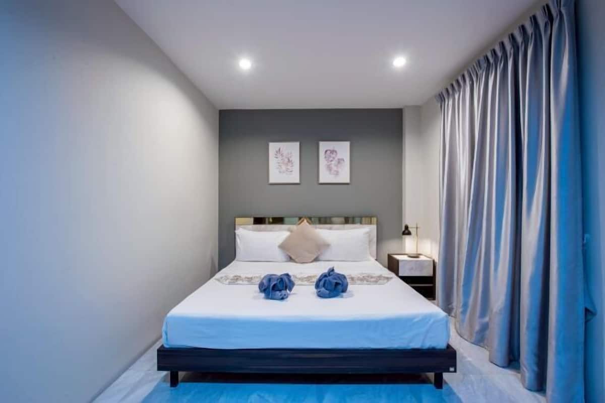 Hypo-allergenic bedding, minibar, desk, blackout curtains