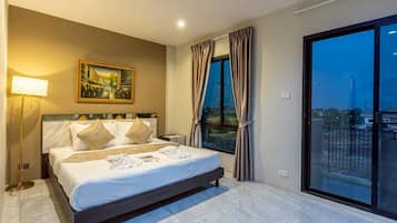 Hypo-allergenic bedding, minibar, desk, blackout curtains