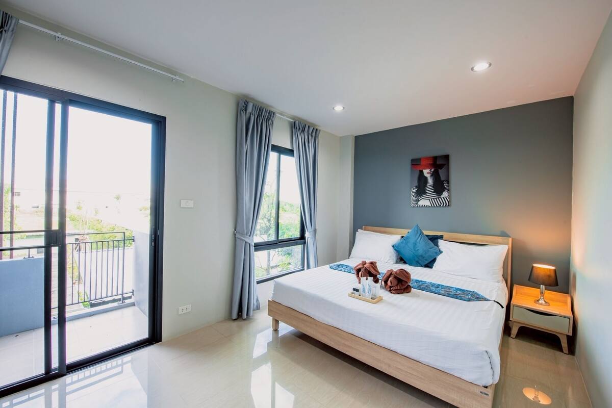Superior Double Room | Hypo-allergenic bedding, minibar, desk, blackout drapes