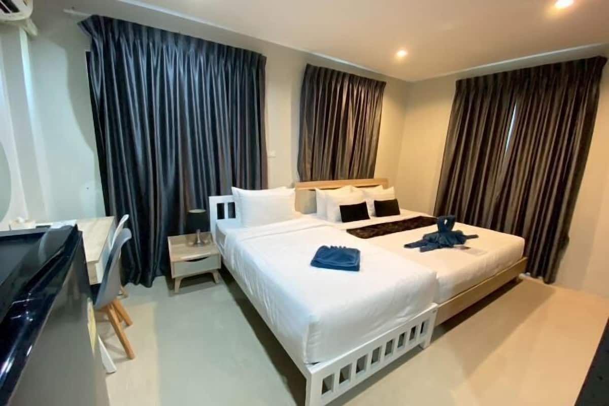 Hypo-allergenic bedding, minibar, desk, blackout curtains