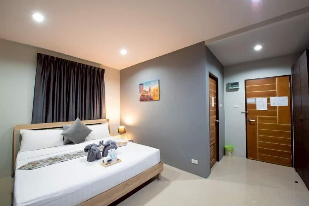 Hypo-allergenic bedding, minibar, desk, blackout curtains