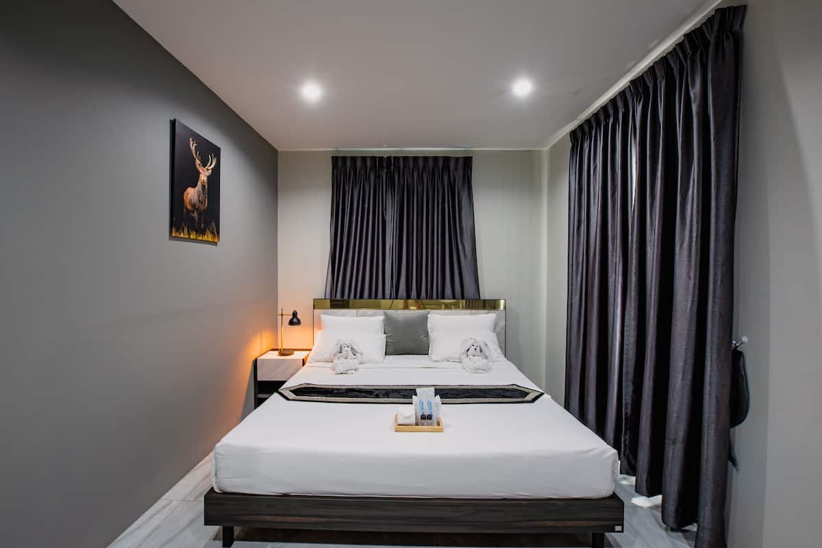 Corner Superior King Bed | 防过敏的被褥、迷你吧、办公桌、遮光窗帘