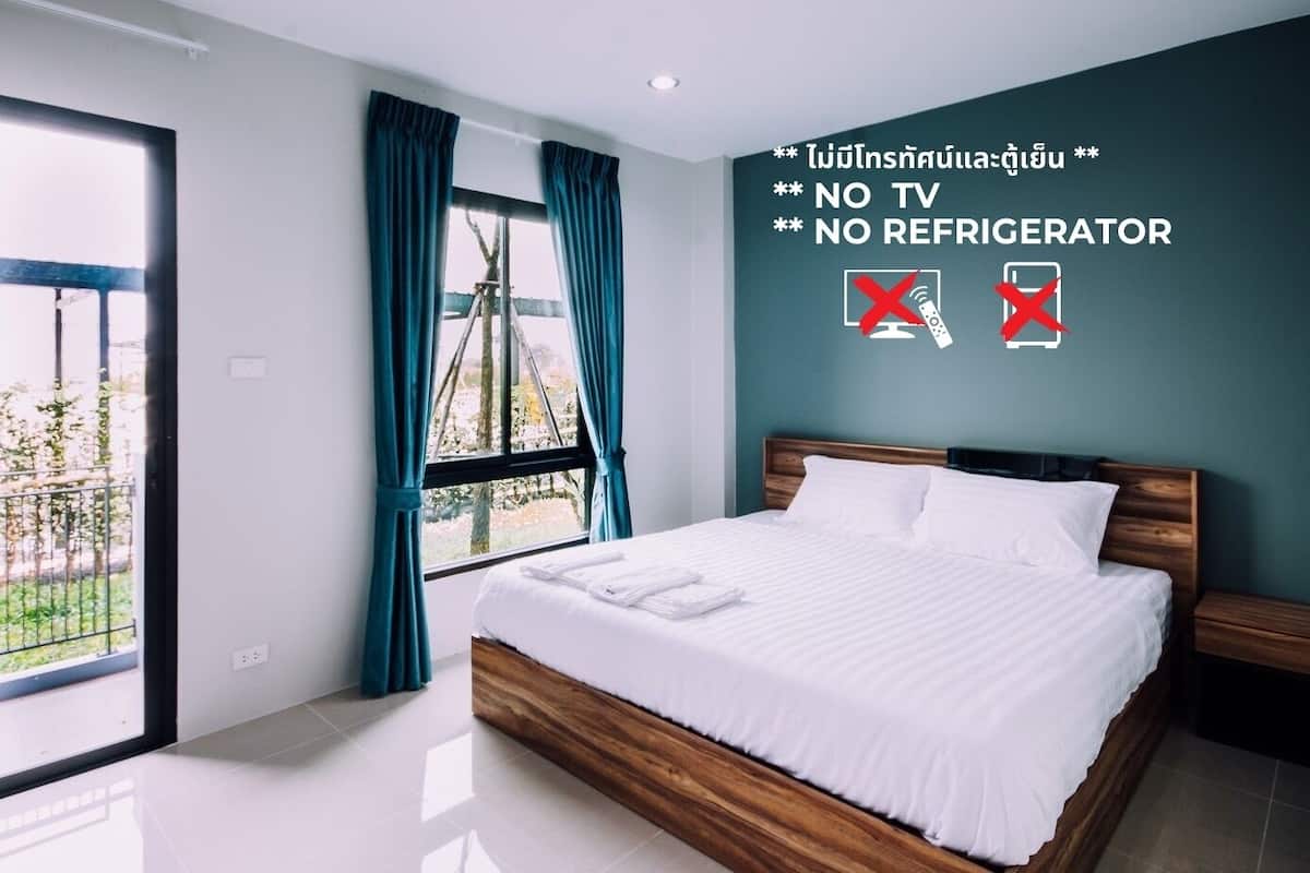 Budget Room No TV king Bed | 防过敏的被褥、迷你吧、办公桌、遮光窗帘
