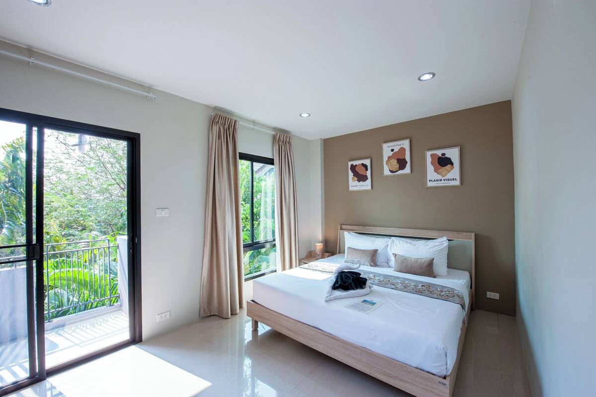 Residence-Side Superior King Bed | 防过敏的被褥、迷你吧、办公桌、遮光窗帘
