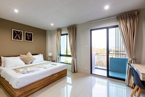 Parking View Deluxe King Bed | Hypo-allergenic bedding, minibar, desk, blackout drapes - The Living Hotel SamutPrakan (Bang Bo)