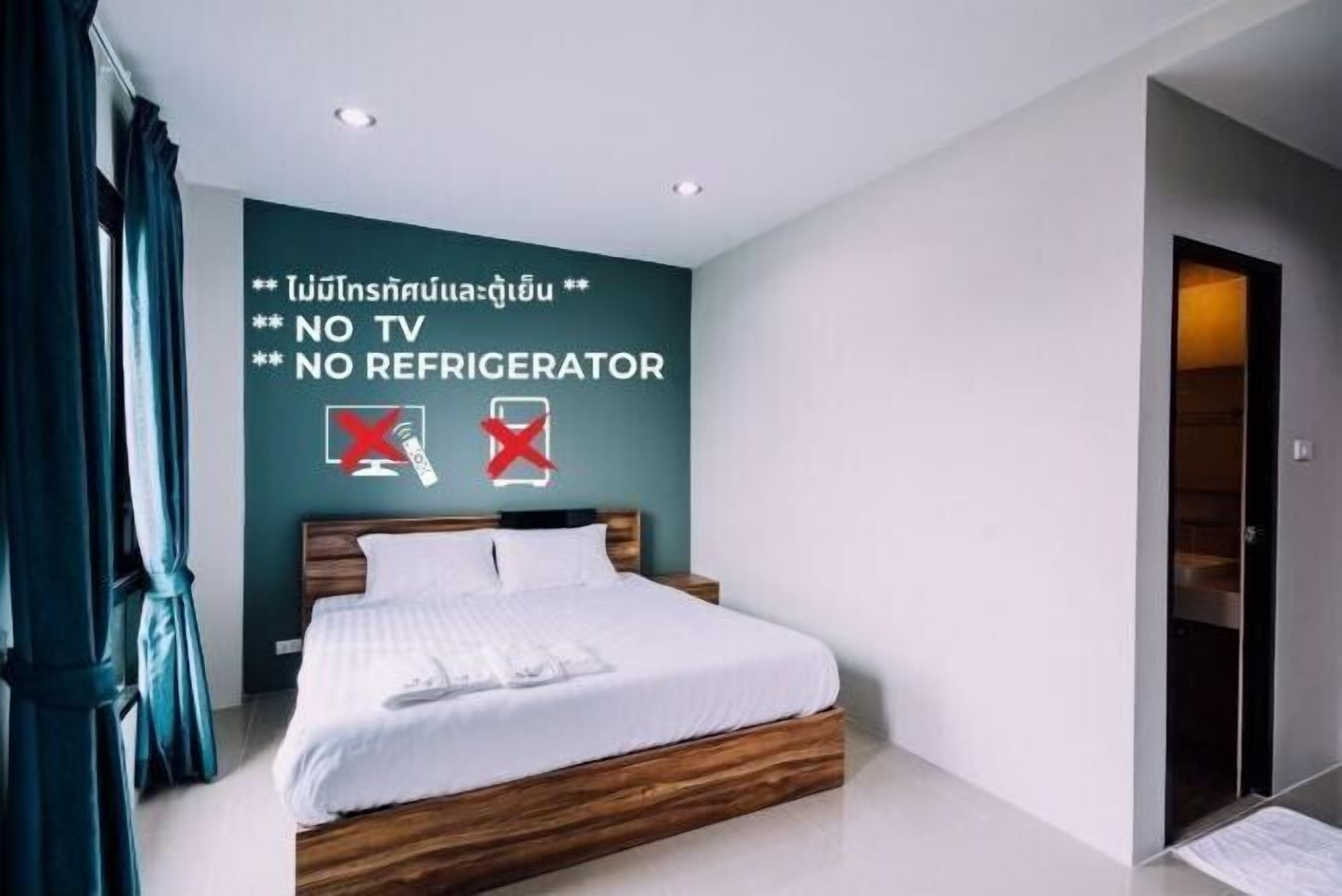 Hypo-allergenic bedding, minibar, desk, blackout curtains