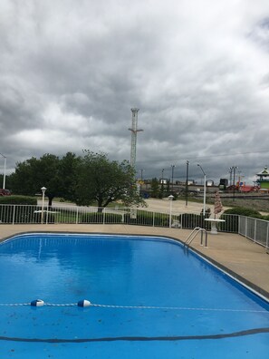 Seasonal outdoor pool - Twelve Oaks Inn (Branson)