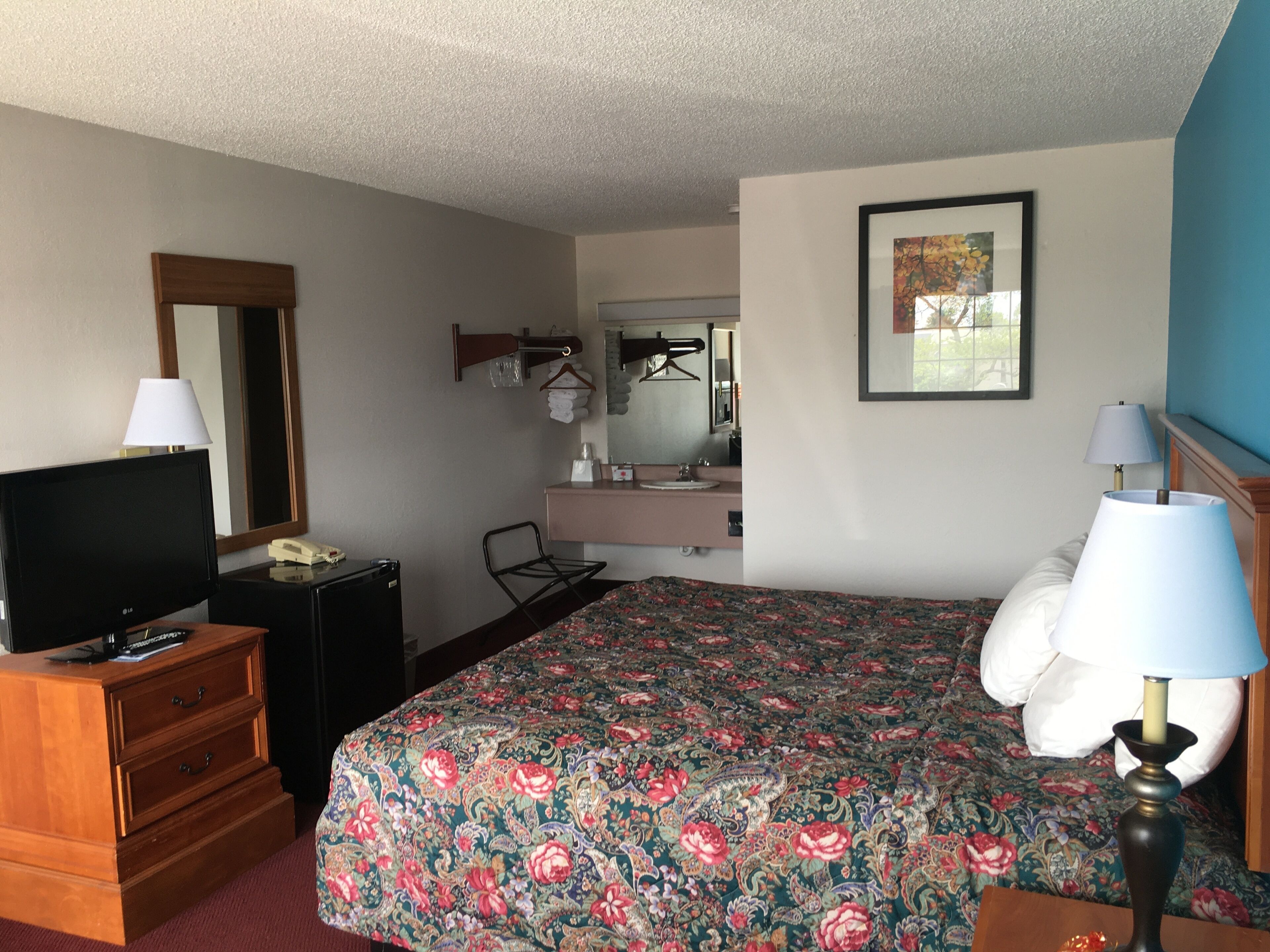 classic single room, 1 king bed | iron/ironing board, cots/infant beds, rollaway beds, free wifi