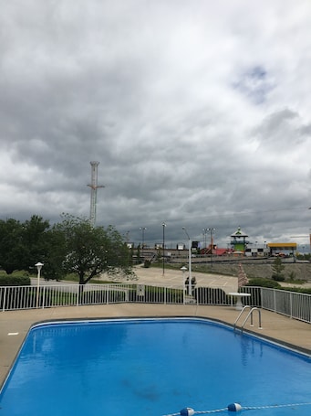 Una piscina al aire libre de temporada