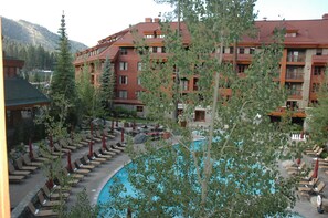 Un hôtel doté d’une piscine, d’un espace extérieur aménagé et offrant une vue sur les montagnes.
