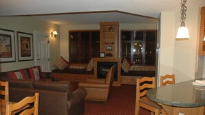 Ein gemütliches Wohnzimmer mit Kamin, Essbereich und Küche.