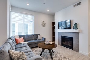 Televisión y chimenea 