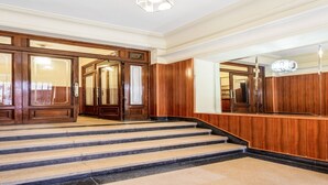 Eine prächtige Treppe mit Holztüren und einem polierten Steinboden.