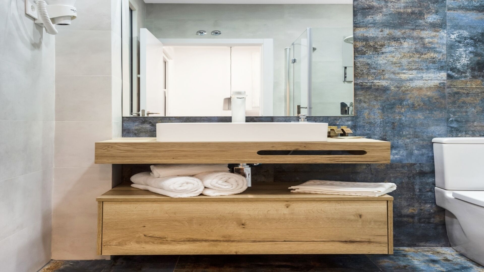 Ducha y bañera combinadas, secador de pelo, toallas y champú