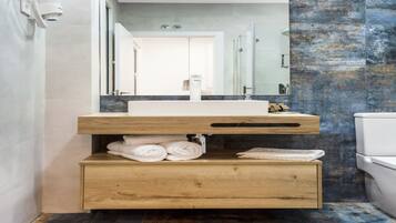 Ducha y bañera combinadas, secador de pelo, toallas y champú