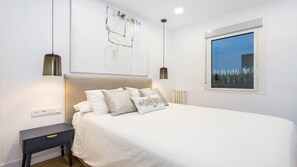 5 bedrooms, iron/ironing board, WiFi, bed sheets