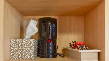 Un mueble de madera con una cafetera, un dispensador de pañuelos y un organizador de especias.
