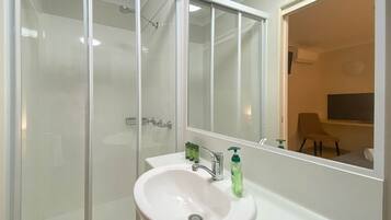 Ilmaiset hygieniatuotteet, hiustenkuivaaja, pyyhkeet, sampoo