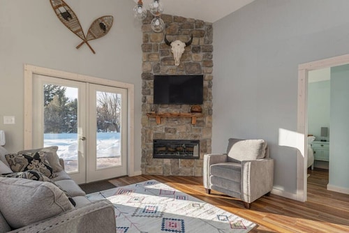 Suite Retreat - Walking Distance to Restaurants