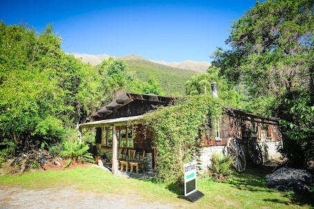 外観. Birdsong Cottage - nestled up against Mt Aspiring National Park