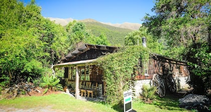 Birdsong Cottage - nestled up against Mt Aspiring National Park with Spa