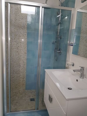 Shower, hair dryer, soap, toilet paper - ALBA APARTMENT WITH SPA (San Vito Lo Capo)
