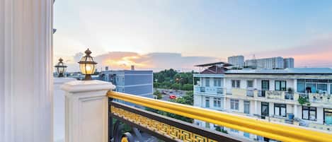 Quarto superluxo, 1 cama King, sacada, vista para a cidade | Frigobar, escrivaninha, cortinas blackout, Wi-Fi de cortesia