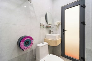 Regadera, amenidades de baño gratuitas, secadora de cabello, pantuflas 