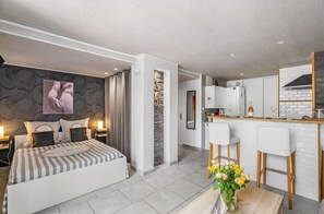 1 Schlafzimmer, Schreibtisch, schallisolierte Zimmer