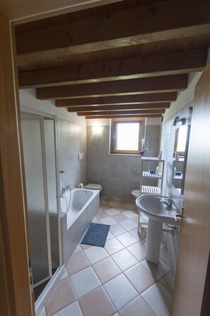 Bathtub, bidet, towels - Graziella residence in Tenuta EnGi (Sona)