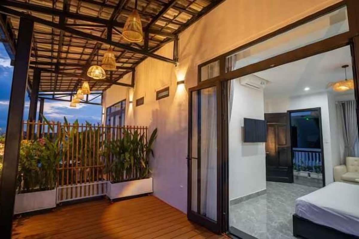 Minibar, escritorio, cortinas blackout y insonorización
