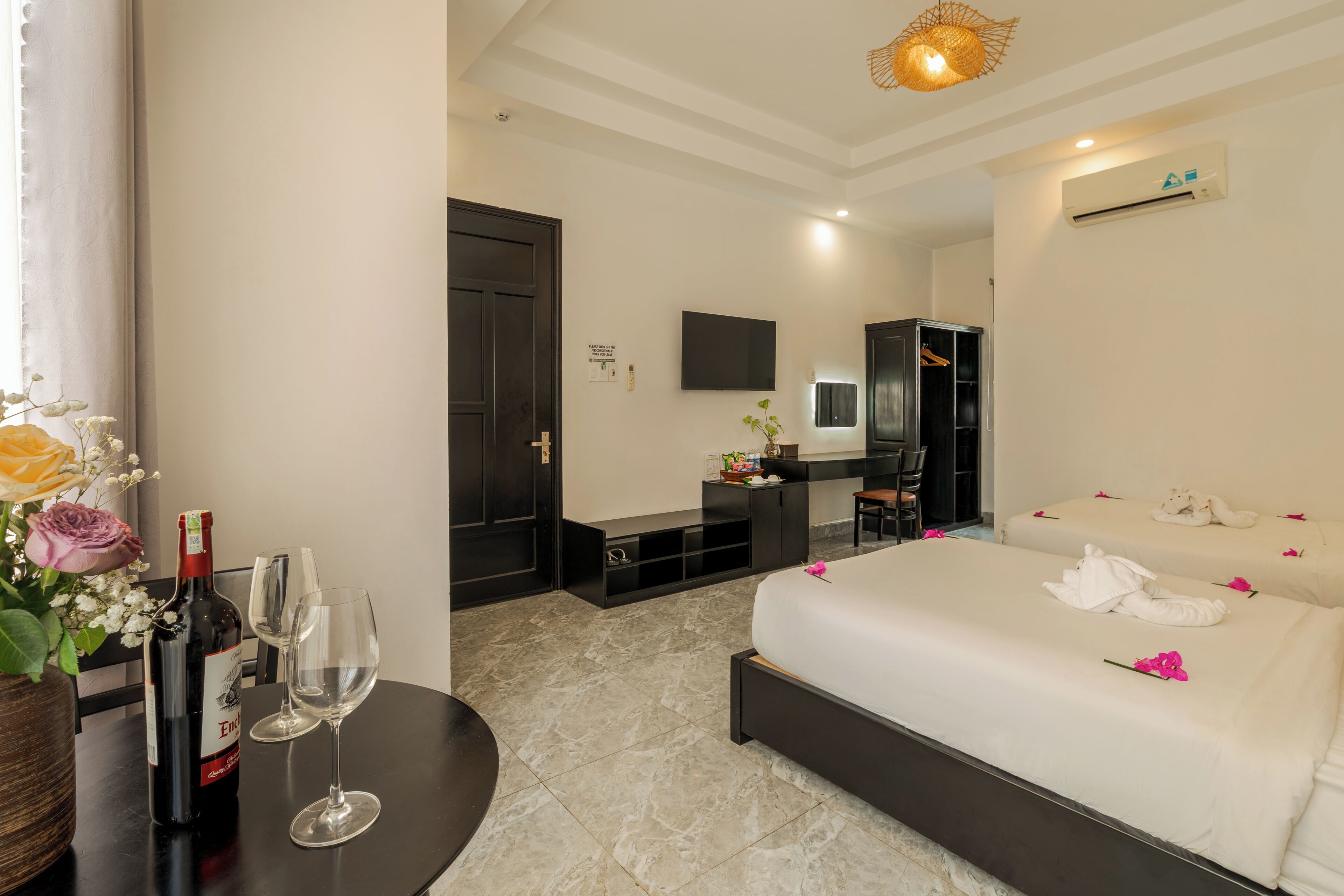 Dobbelt- eller tomannsrom – deluxe | Minibar, skrivebord, blendingsgardiner og lydisolert