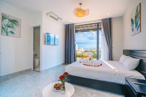 Minibar, una scrivania, tende oscuranti, insonorizzazione