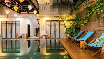 Utendørsbasseng og solsenger