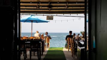 Una playa cerca, arena blanca