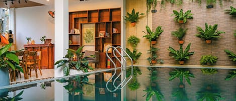 Piscina externa, espreguiçadeiras