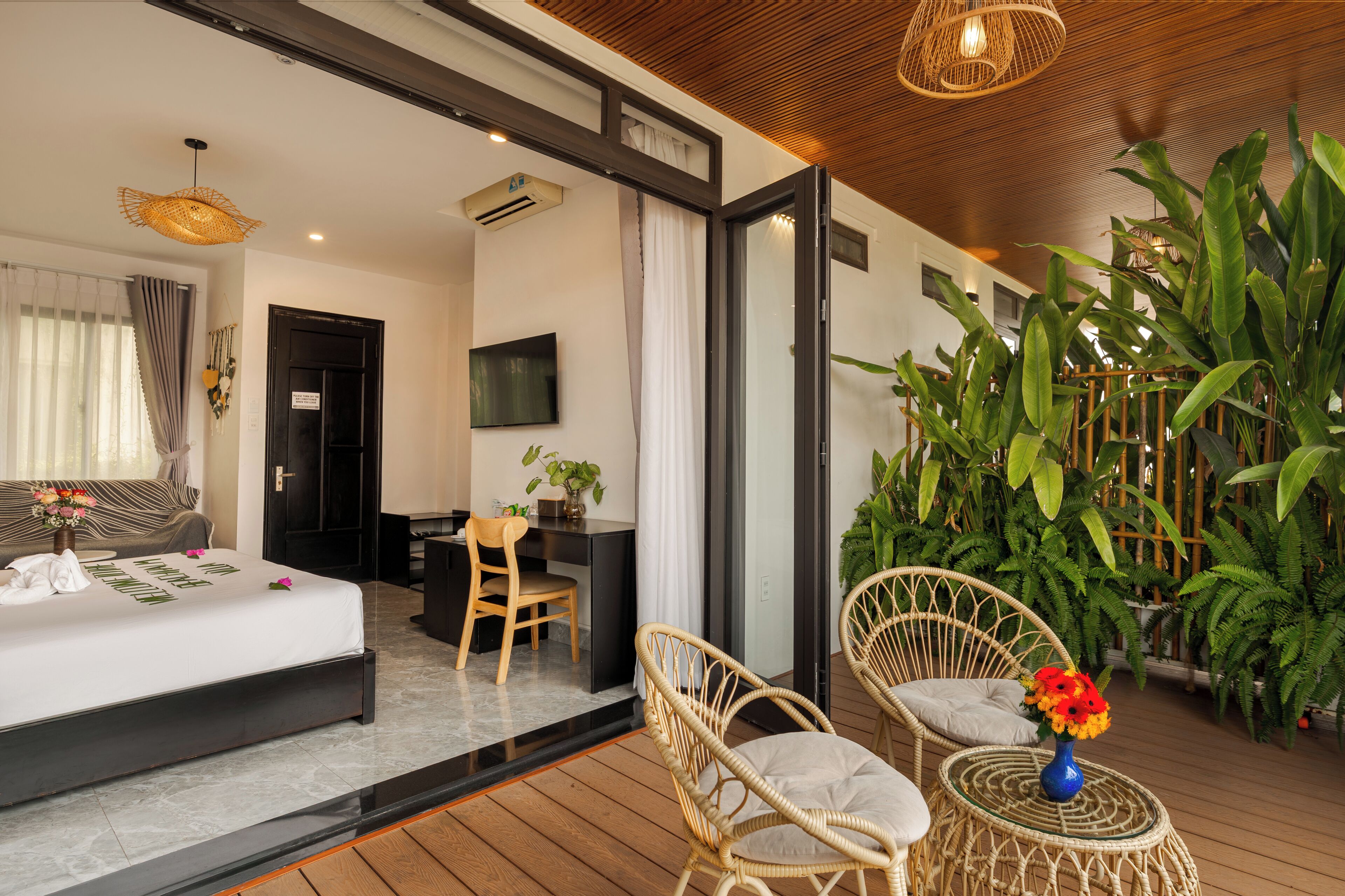 더블룸 | 미니바, 책상, 암막 커튼, 방음 설비