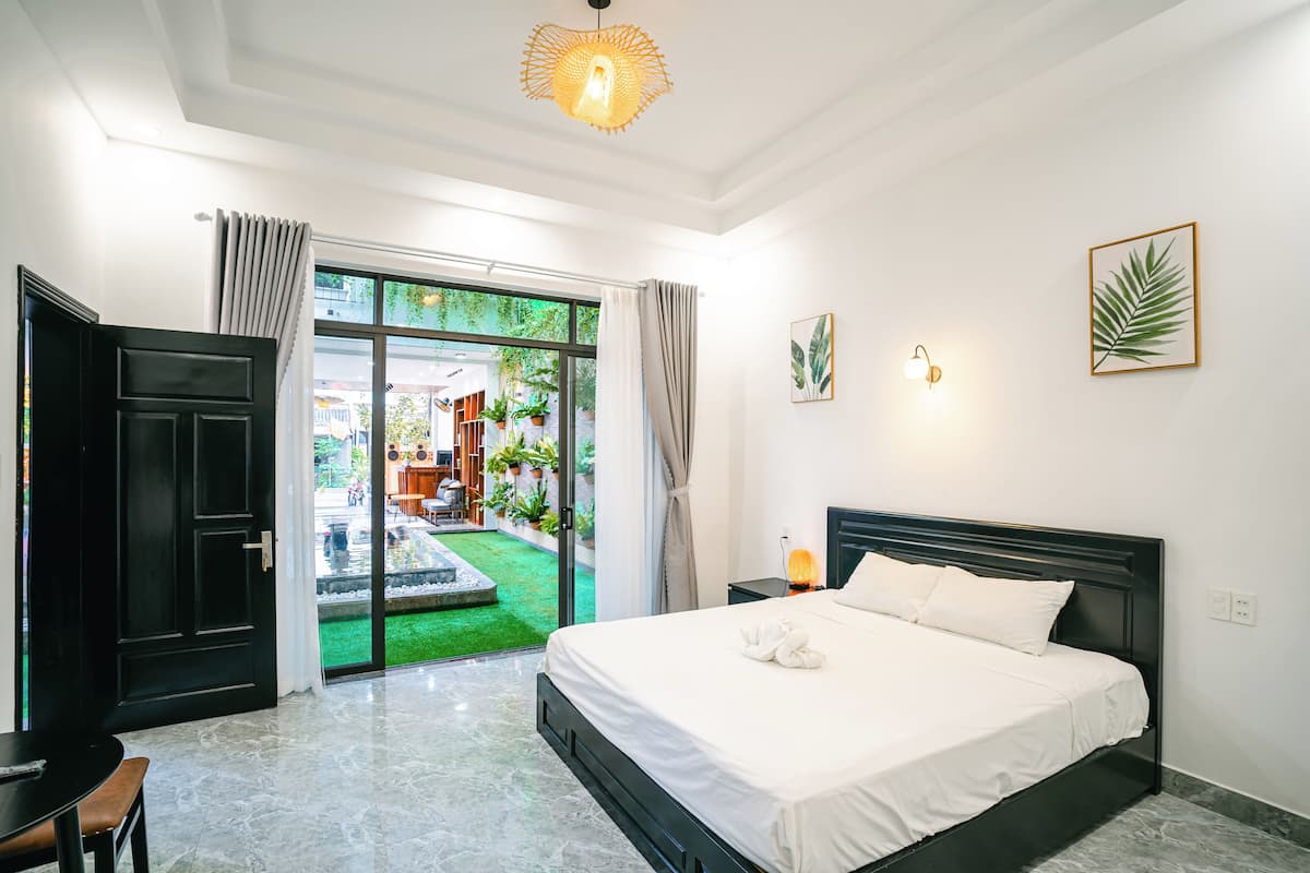 Quarto casal luxo | Frigobar, escrivaninha, cortinas blackout, quartos à prova de som