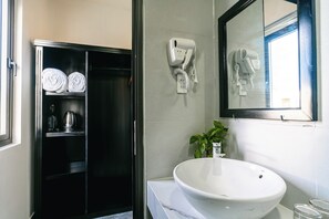 Habitació familiar, balcó | Bany | Dutxa, capçal de dutxa tipus cascada i articles de tocador gratuïts 