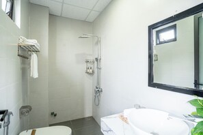 Habitació doble o amb dos llits individuals Deluxe | Bany | Dutxa, capçal de dutxa tipus cascada i articles de tocador gratuïts 