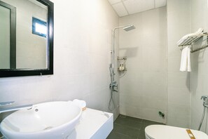 Habitació doble o amb dos llits individuals Deluxe | Bany | Dutxa, capçal de dutxa tipus cascada i articles de tocador gratuïts 