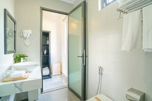 Dobbelt- eller tomannsrom – deluxe | Bad | Dusj, regndusjhode, toalettartikler (inkludert) og hårføner