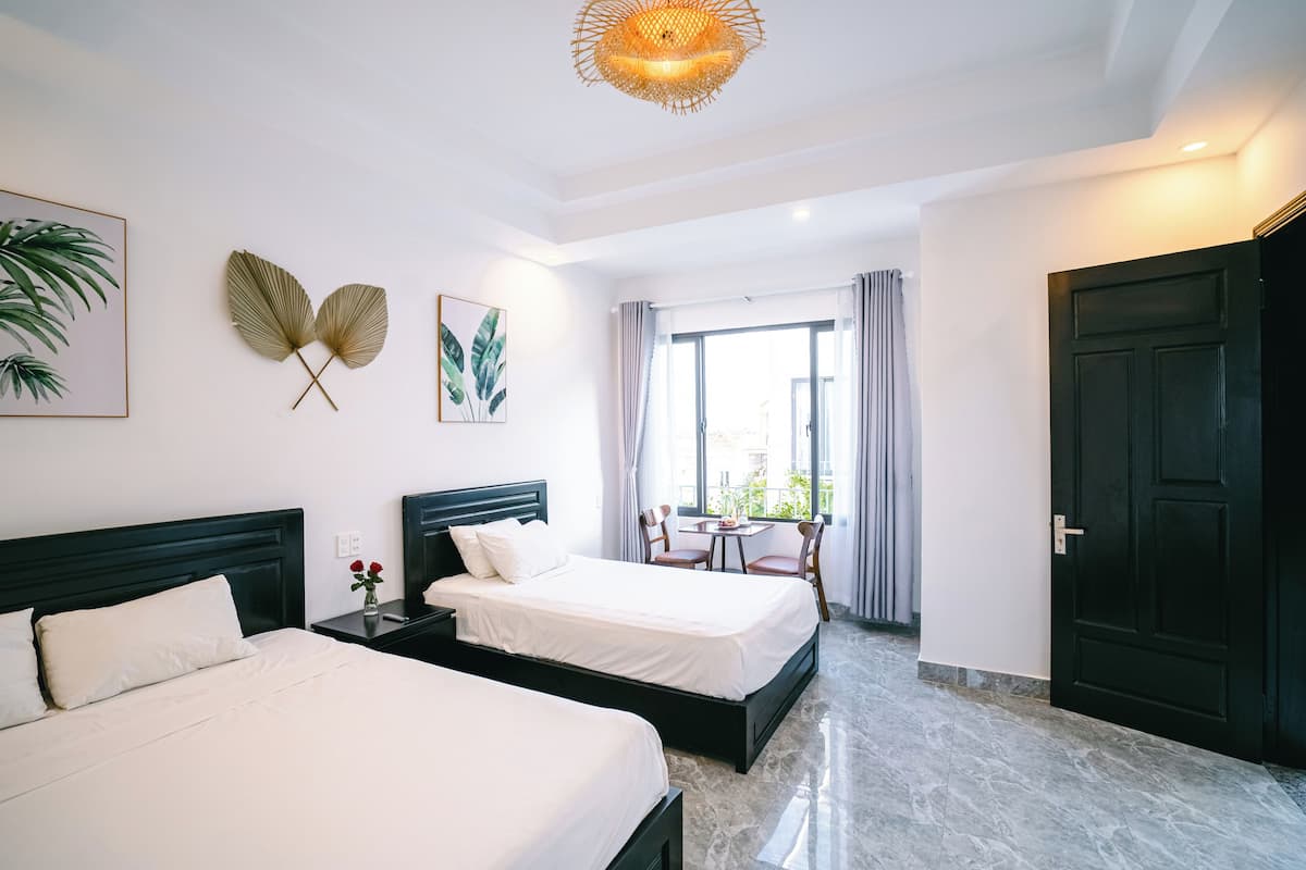 Quarto triplo luxo | Frigobar, escrivaninha, cortinas blackout, quartos à prova de som